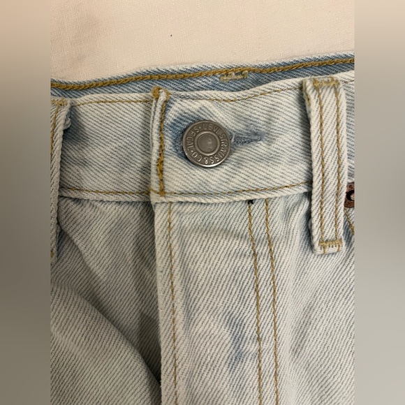 Levi’s jean shorts, light wash with distressed rip look - Picture 2 of 4
